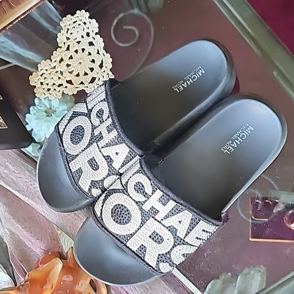 MK Gilmore Slides - Picture 2 of 8